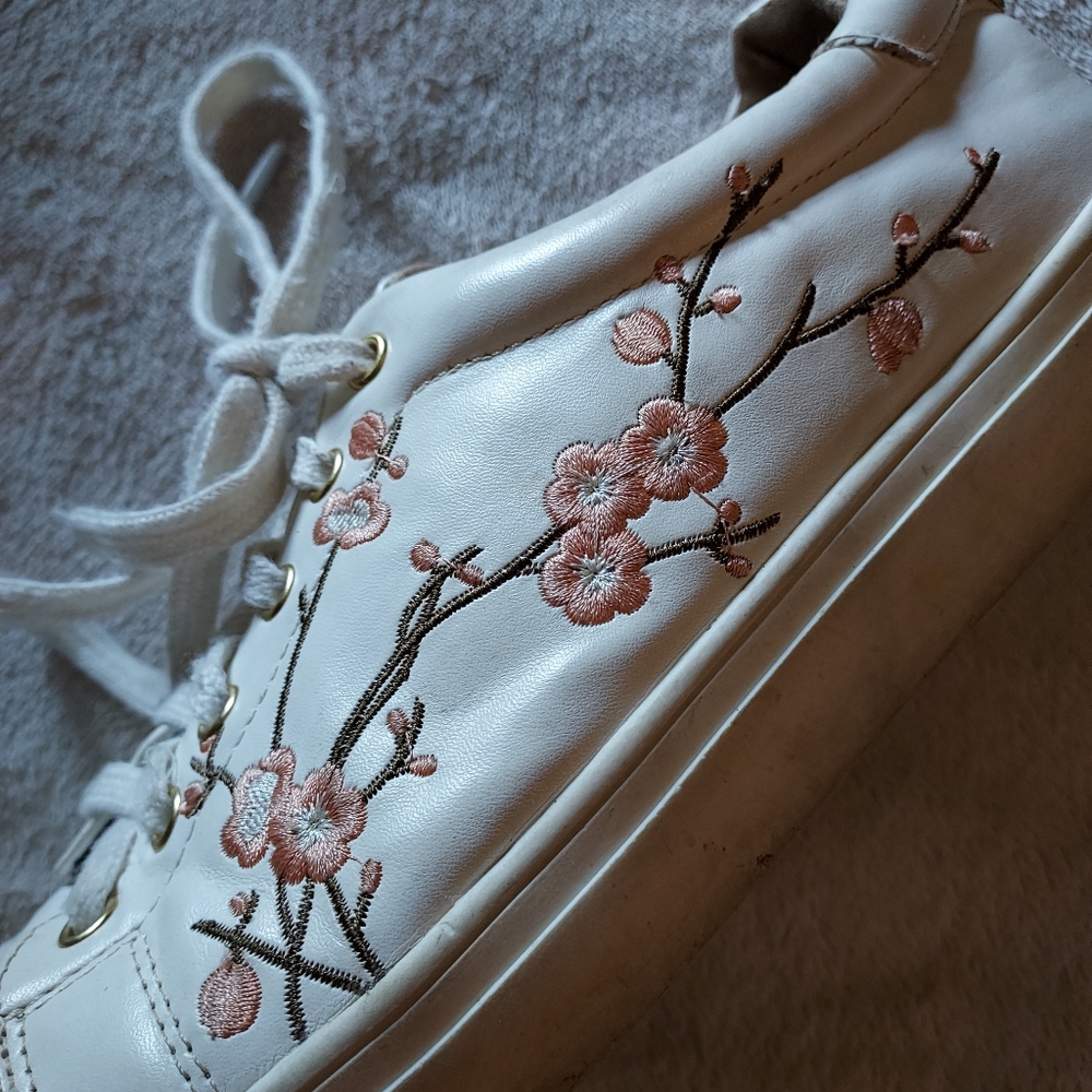 ALOHA ISLAND Floral Embroidered Shoes